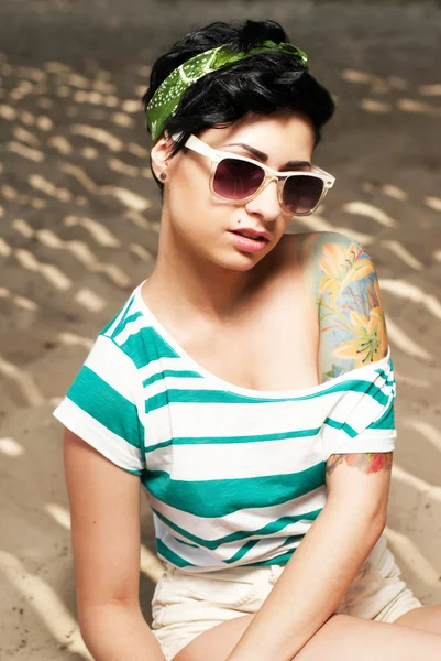 Bedårande flicka med tatuering bär solglasögon — Stockfoto