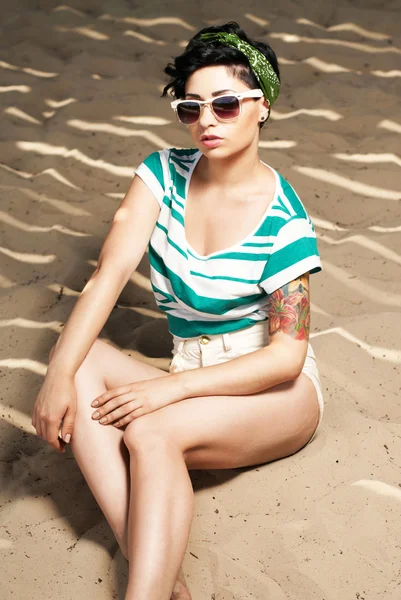 Gadis manis dengan tato memakai kacamata hitam — Stok Foto