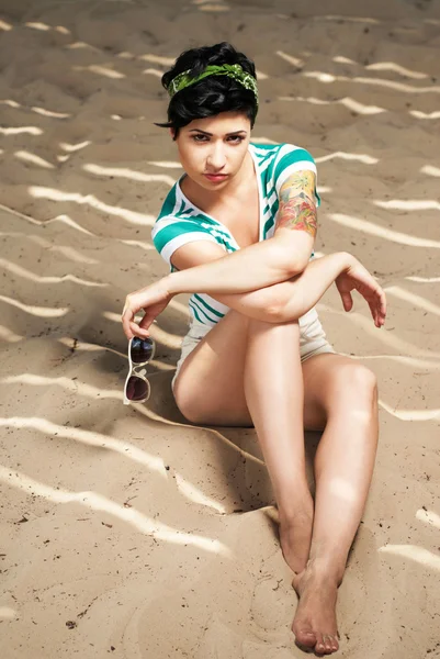 Plajda dövmeli güzel kız — Stok fotoğraf