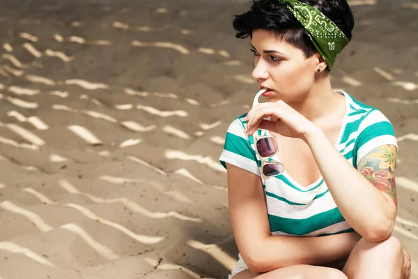Красивая девушка с татуировкой на пляже — стоковое фото