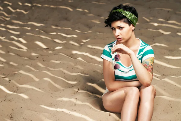 Entzückendes Mädchen mit Tätowierung am Strand — Stockfoto