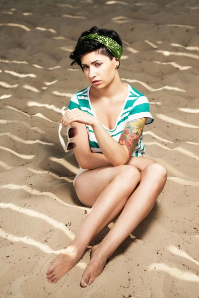 Nuttet pige med tatovering på stranden - Stock-foto