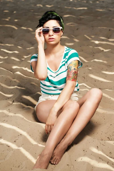 Menina adorável com tatuagem usando óculos de sol — Fotografia de Stock