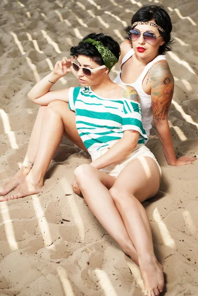 Dvě rozkošné ženy s tetováním, sluneční brýle — Stock fotografie