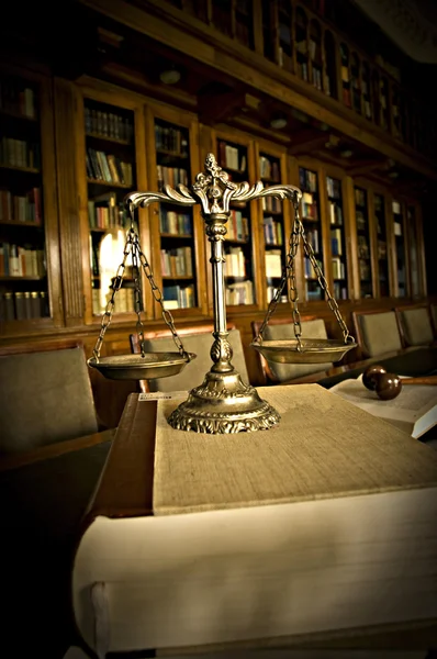 Ozdobny szalę sprawiedliwości w bibliotece — Zdjęcie stockowe
