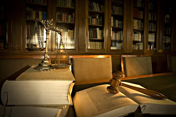 Decoratieve schalen van Justitie in de bibliotheek — Stockfoto