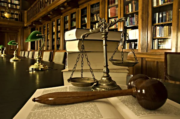Kütüphanede adaletin dekoratif terazisi Stok Fotoğraf