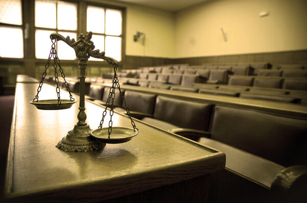 Декоративные весы правосудия в зале суда
