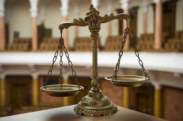 Skalor för rättvisa i rättssalen — Stockfoto