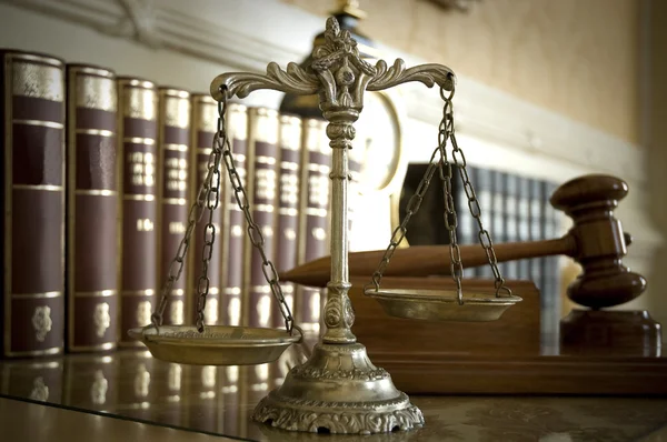 Escalas de Justiça e Martelo do Juiz — Fotografia de Stock