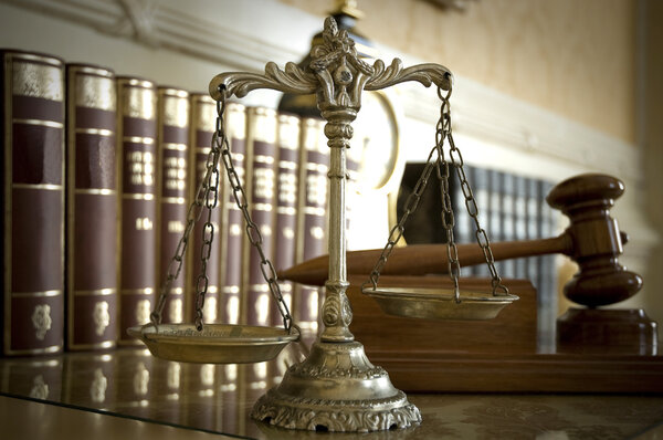 Весы правосудия и молоток судьи
