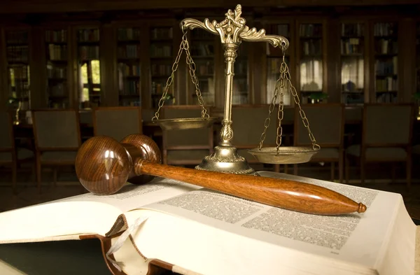 正義のスケールと裁判官の小槌 — ストック写真