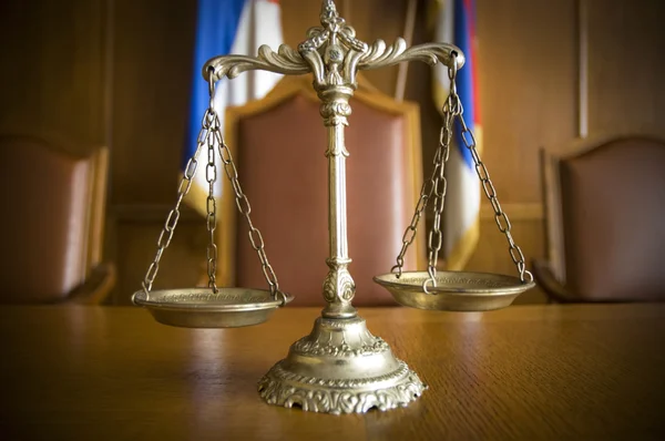 Váhy spravedlnosti v soudní síni — Stock fotografie