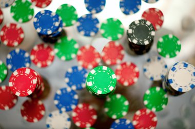 rode, blauwe, groene en zwarte casino penningen