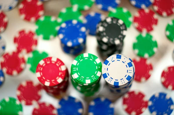 rode, blauwe, groene en zwarte casino penningen