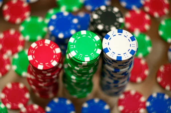 Rode, blauwe, groene en zwarte casino penningen — Stok fotoğraf