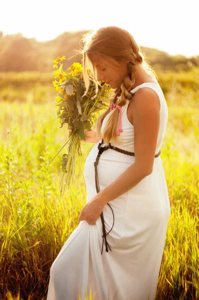 Vacker gravid kvinna avkopplande i parken — Stockfoto