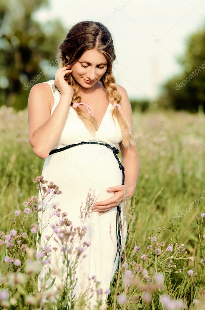 Beautiful pregnant woman relaxing in the park — Stock Photo © helenbr ...