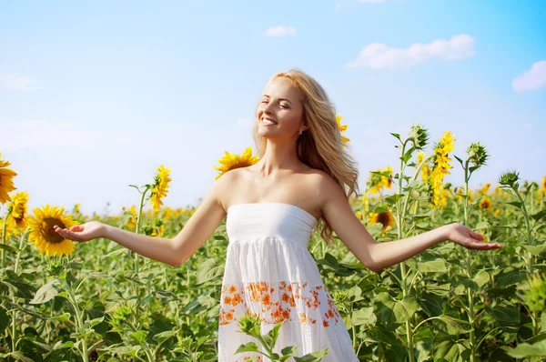Young beautiful woman on field in summer — Stock Photo, Image