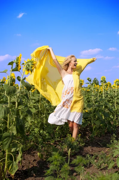 Jonge mooie vrouw op veld in de zomer — Stockfoto
