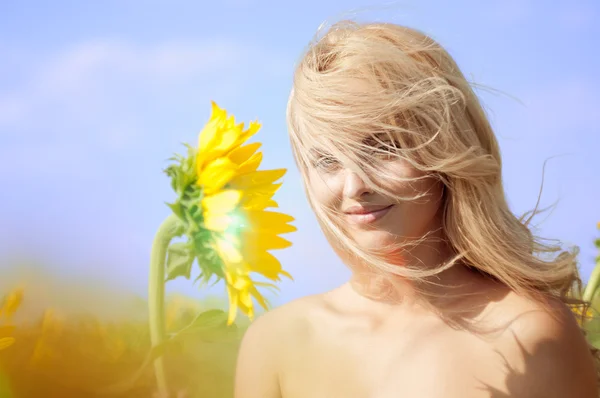 Mladá krásná žena na hřišti v létě — Stock fotografie
