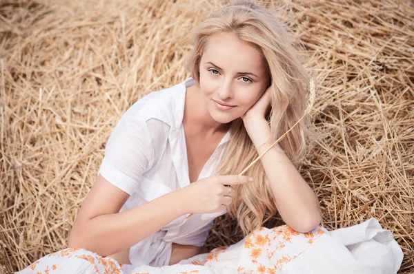 Fiatal gyönyörű nő, a mező — Stock Fotó