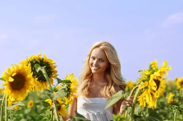 Joven hermosa mujer en el campo en verano — Foto de Stock
