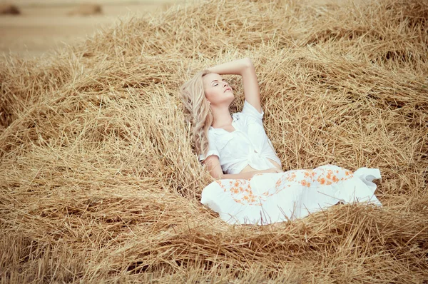 Jonge mooie vrouw op veld — Stockfoto