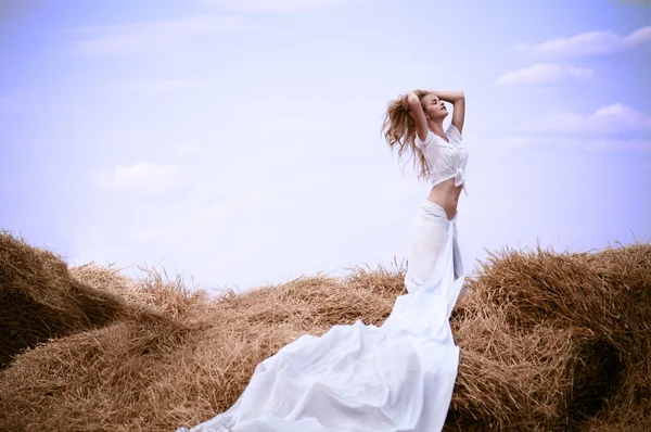 Mladá krásná žena na hřišti — Stock fotografie