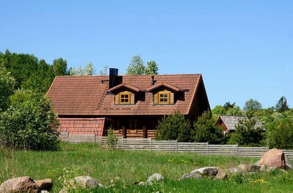 A casa com uma telha — Fotografia de Stock