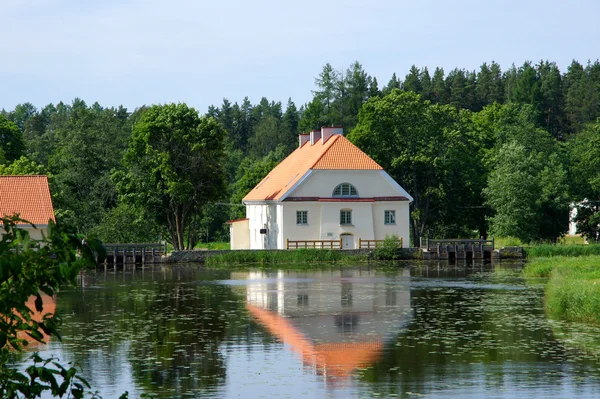 Haus und Teich — Stockfoto