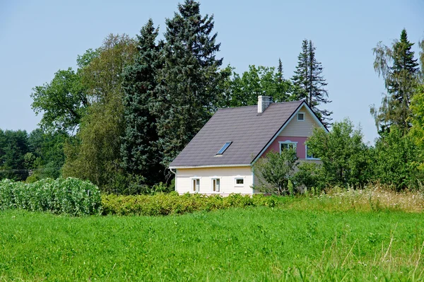 A casa e o campo — Fotografia de Stock