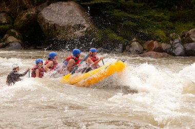 Whitewater Rafting Macerası