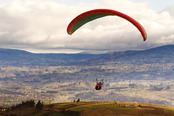 Tandem paragliding — Zdjęcie stockowe