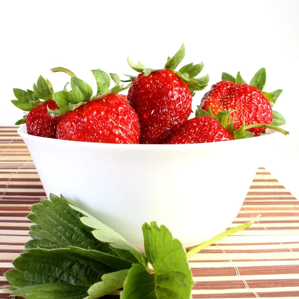 Erdbeeren auf dem Teller — Stockfoto