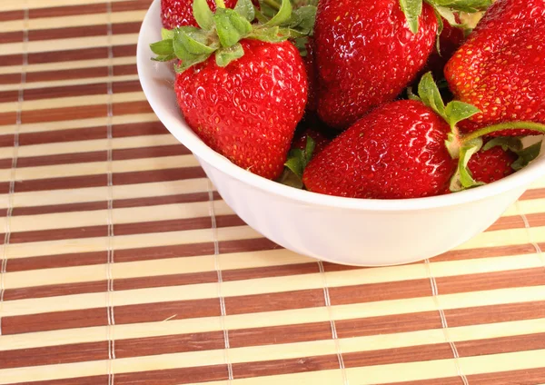 डिश वर स्ट्रॉबेरीज — स्टॉक फोटो, इमेज
