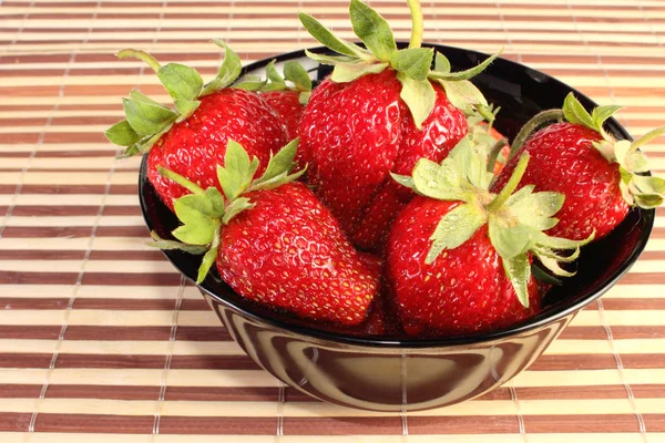 접시에 딸기 — 스톡 사진