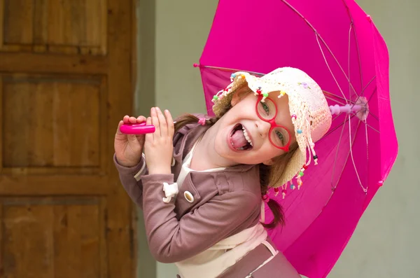 Χαρούμενο κορίτσι με ομπρέλα — Φωτογραφία Αρχείου