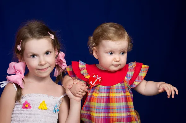 Дві маленькі сестри — стокове фото