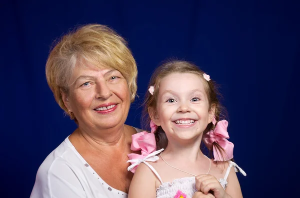 Kleines Mädchen mit ihrer Großmutter — Stockfoto
