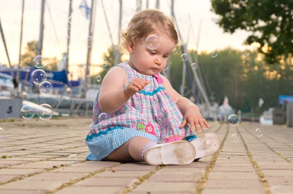 Dítě na nábřeží — Stock fotografie