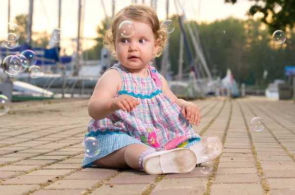 Baby on seafront — Stock Photo, Image