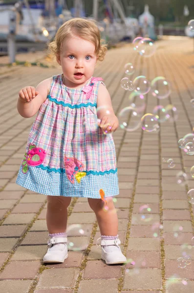 Ребенок с пузырьками — стоковое фото
