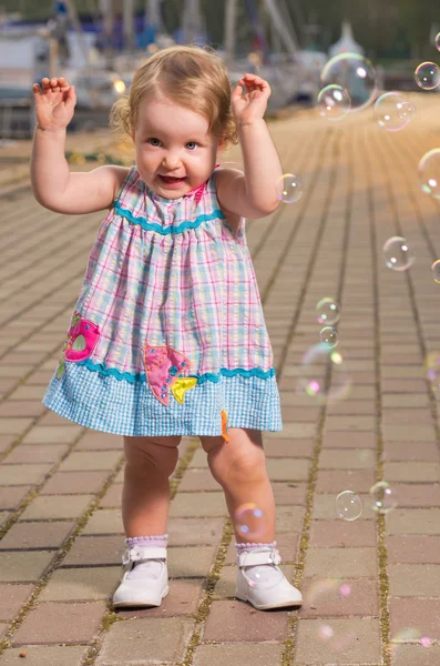 Bebê com bolhas — Fotografia de Stock