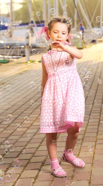 Маленька дівчинка з бульбашками — стокове фото