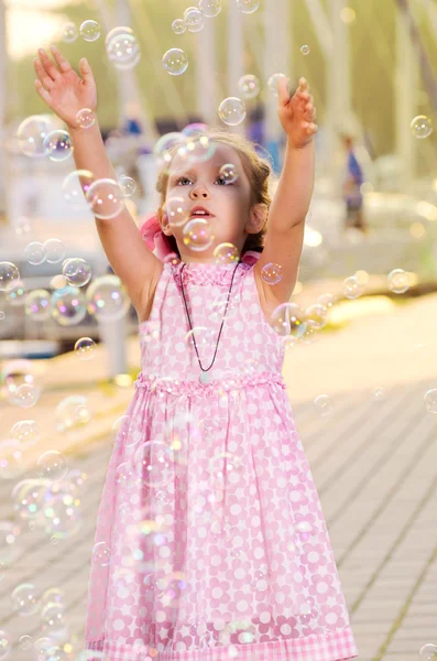 Маленькая девочка с пузырьками — стоковое фото
