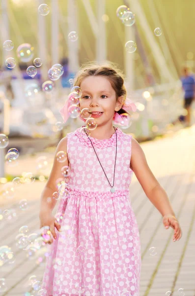 Liten flicka med bubblor — Stockfoto