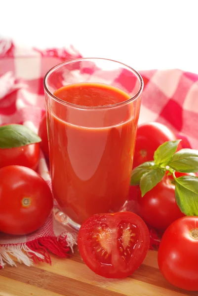 Bir bardak taze domates suyu. — Stok fotoğraf