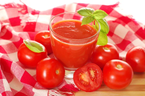 Vidro de suco de tomate fresco — Fotografia de Stock