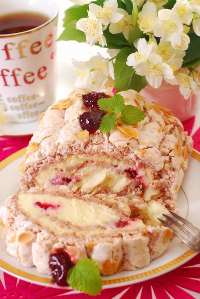 Meringue swiss roll with cherry and almonds — Stock Photo, Image